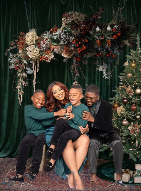 Take your Holiday Photos at Poppy's 🎄🔔🥂
