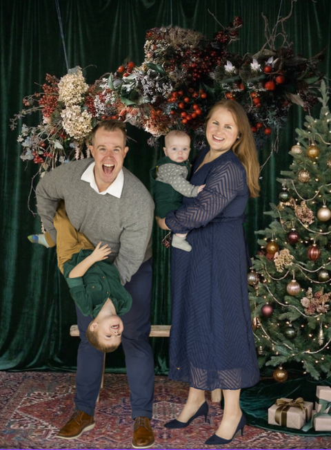 Take your Holiday Photos at Poppy's 🎄🔔🥂